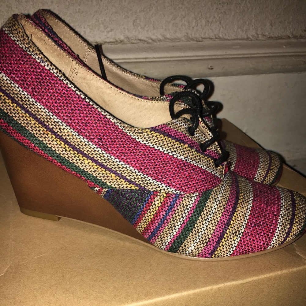 Laced wedged shoes